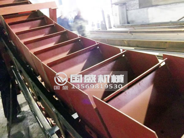 傾斜式自動(dòng)卸料瓦斗輸送機(jī) 傾斜式自動(dòng)卸料瓦斗輸送機(jī)