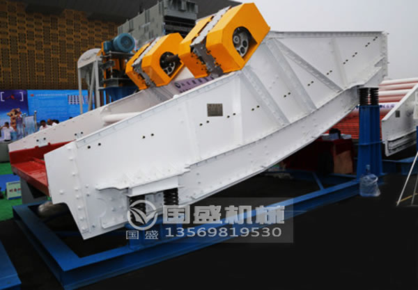 香蕉振動篩設(shè)計 香蕉振動篩設(shè)計